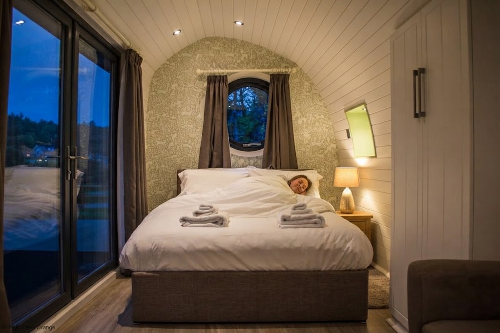 Glamping pod with hot tub and mountain view in Eryri